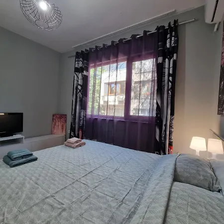Reni's Apartment-with Private Parking In Center