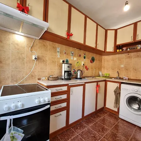 Reni's Apartment-with Private Parking In Center