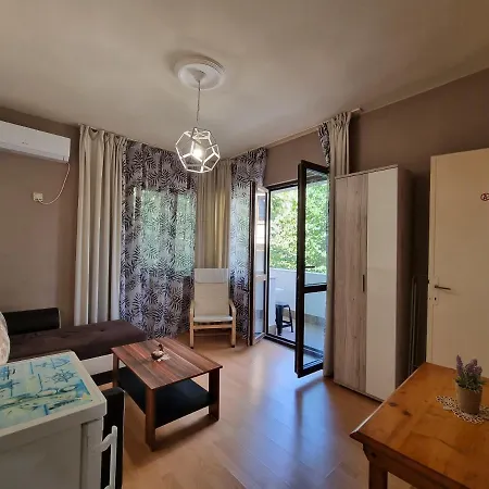 Reni's Apartment-with Private Parking In Center